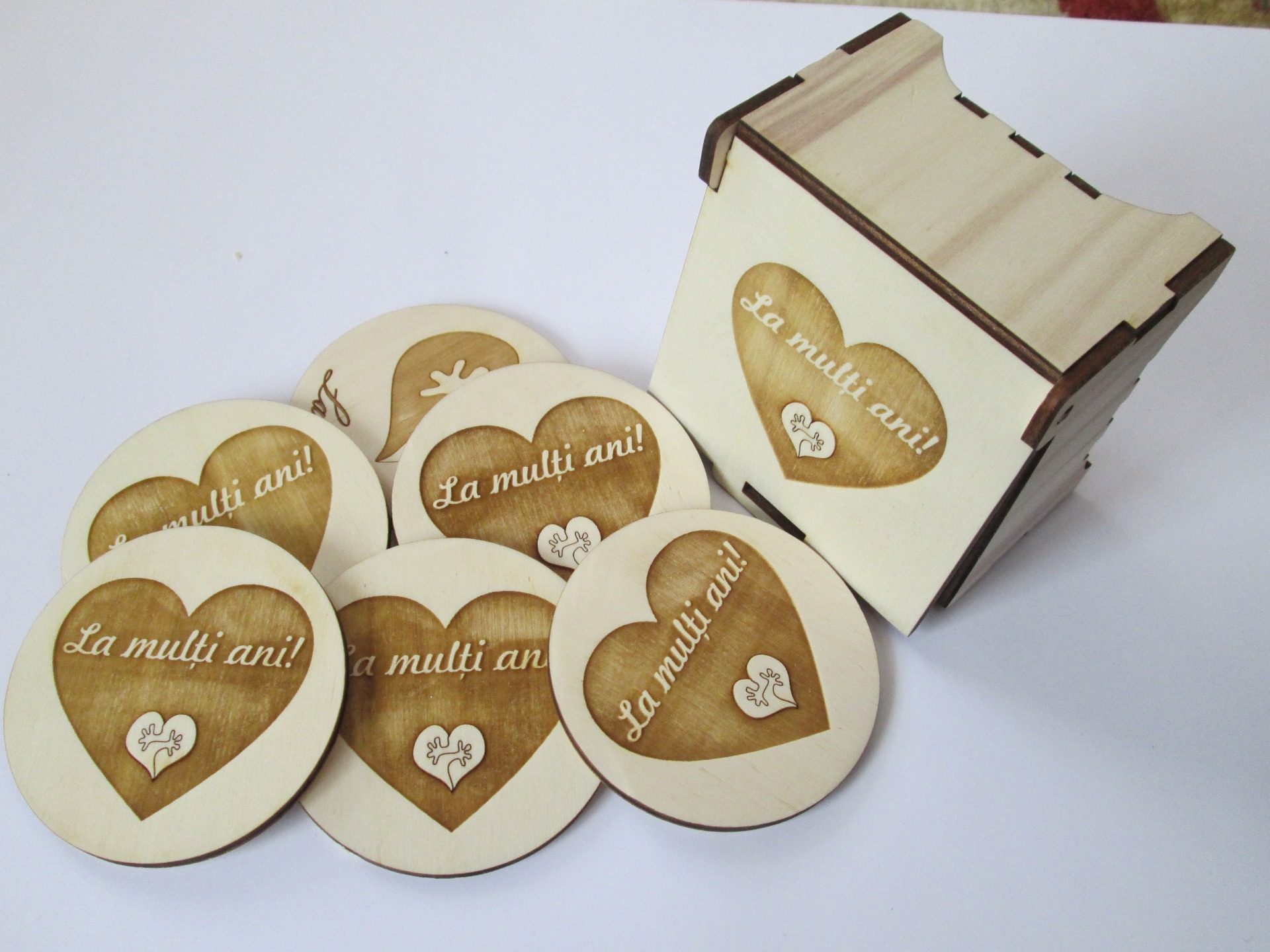 Cutie suporturi pahar cu inimioară - Pret 35 lei/set (1 cutie și 6 suporturi pahar)