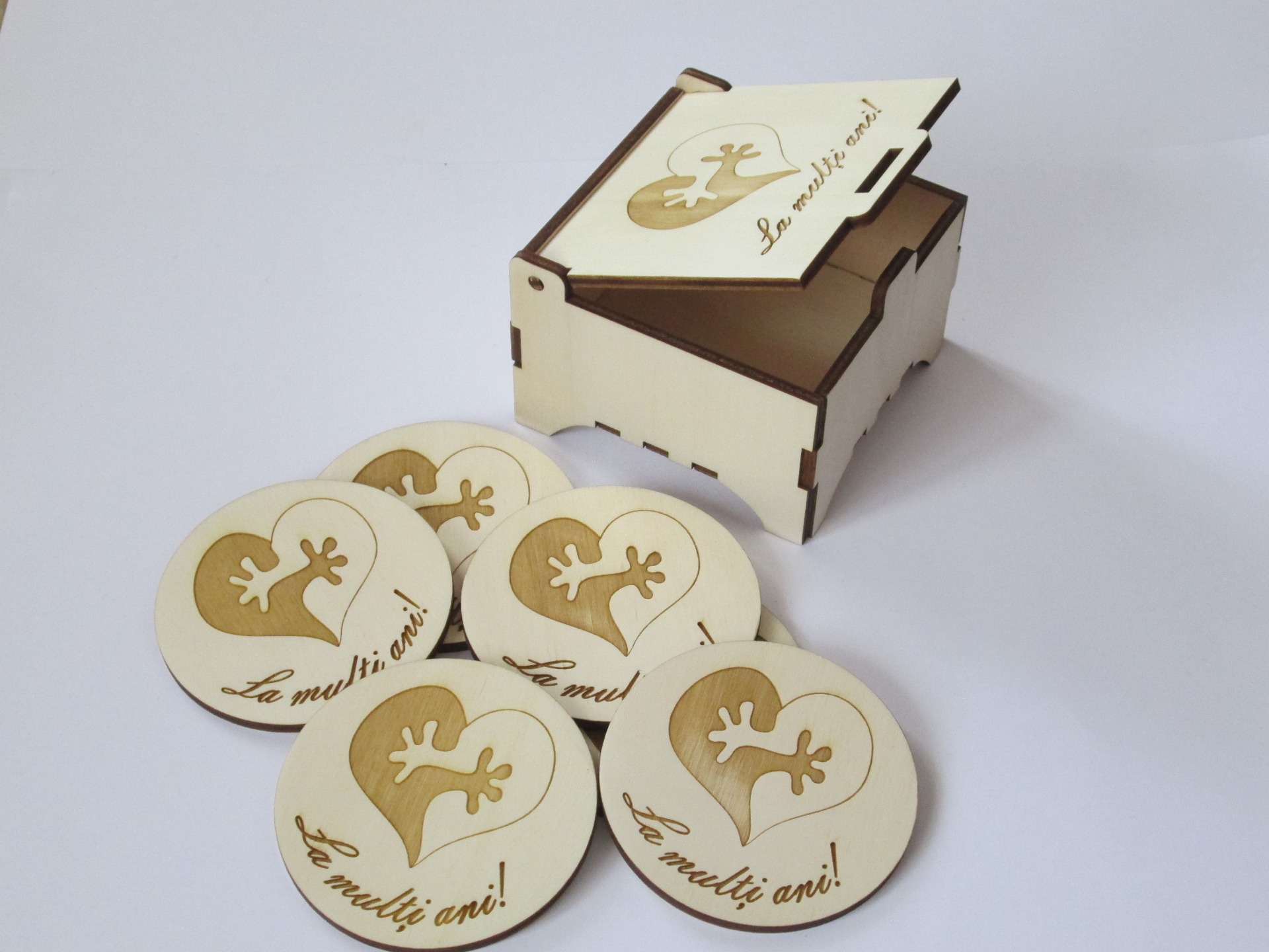 Cutie suporturi pahar cu inimioară și mânuțe - Pret 35 lei/set (1 cutie și 6 suporturi pahar)